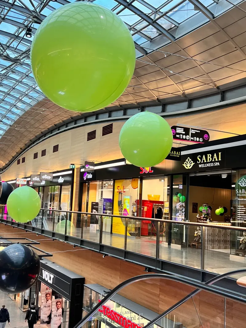 Kauppakeskuksen galleria lasikaton alla ja Sabai Wellness Span kyltti toisessa kerroksessa